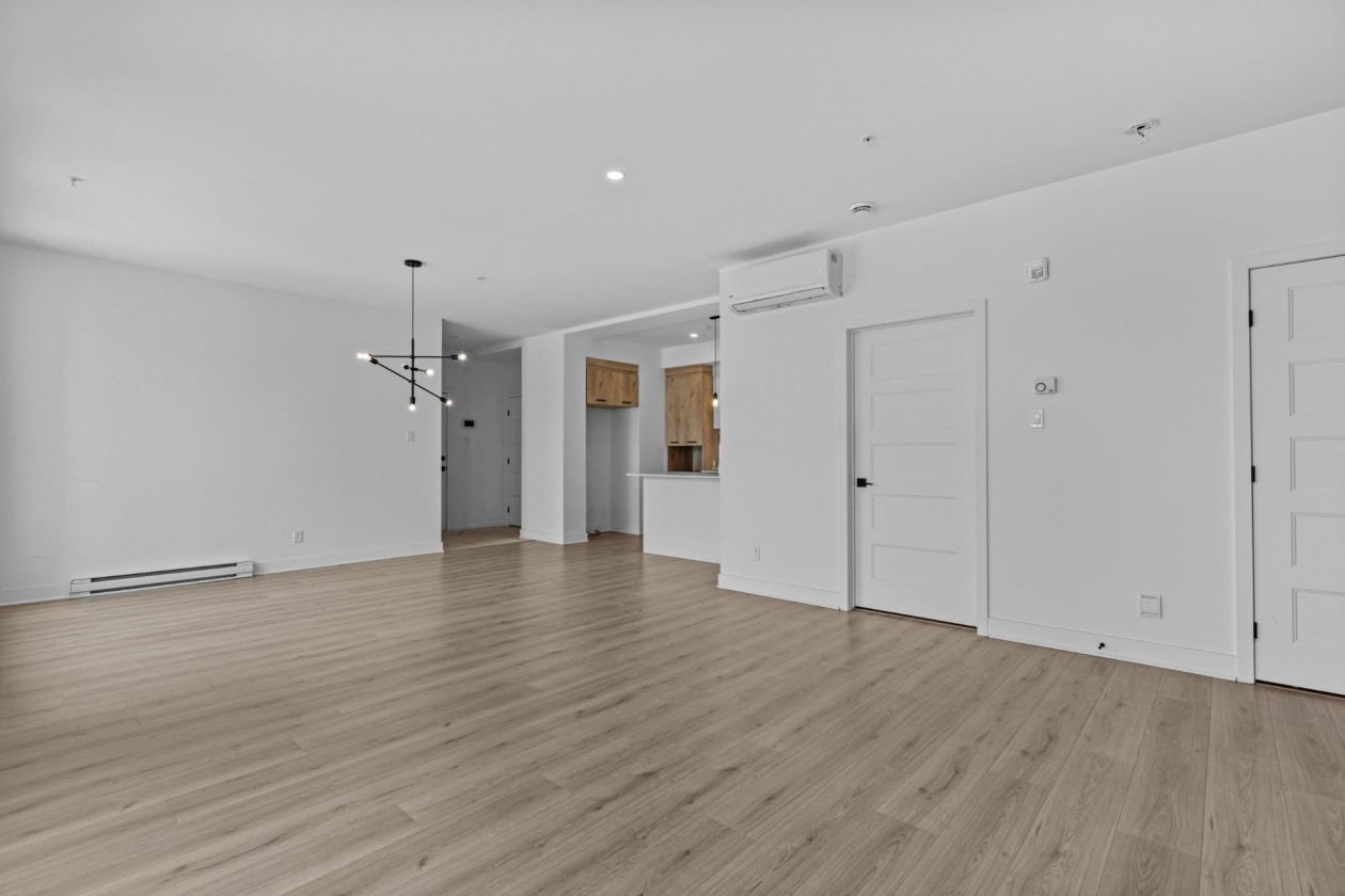 Salon — 13225, Boul. du Curé-Labelle, Mirabel, J7J2T3, Mirabel