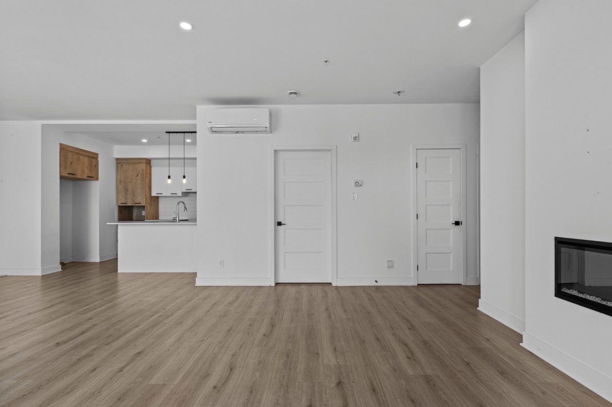 Salon — 13225, Boul. du Curé-Labelle, Mirabel, J7J2T3, Mirabel