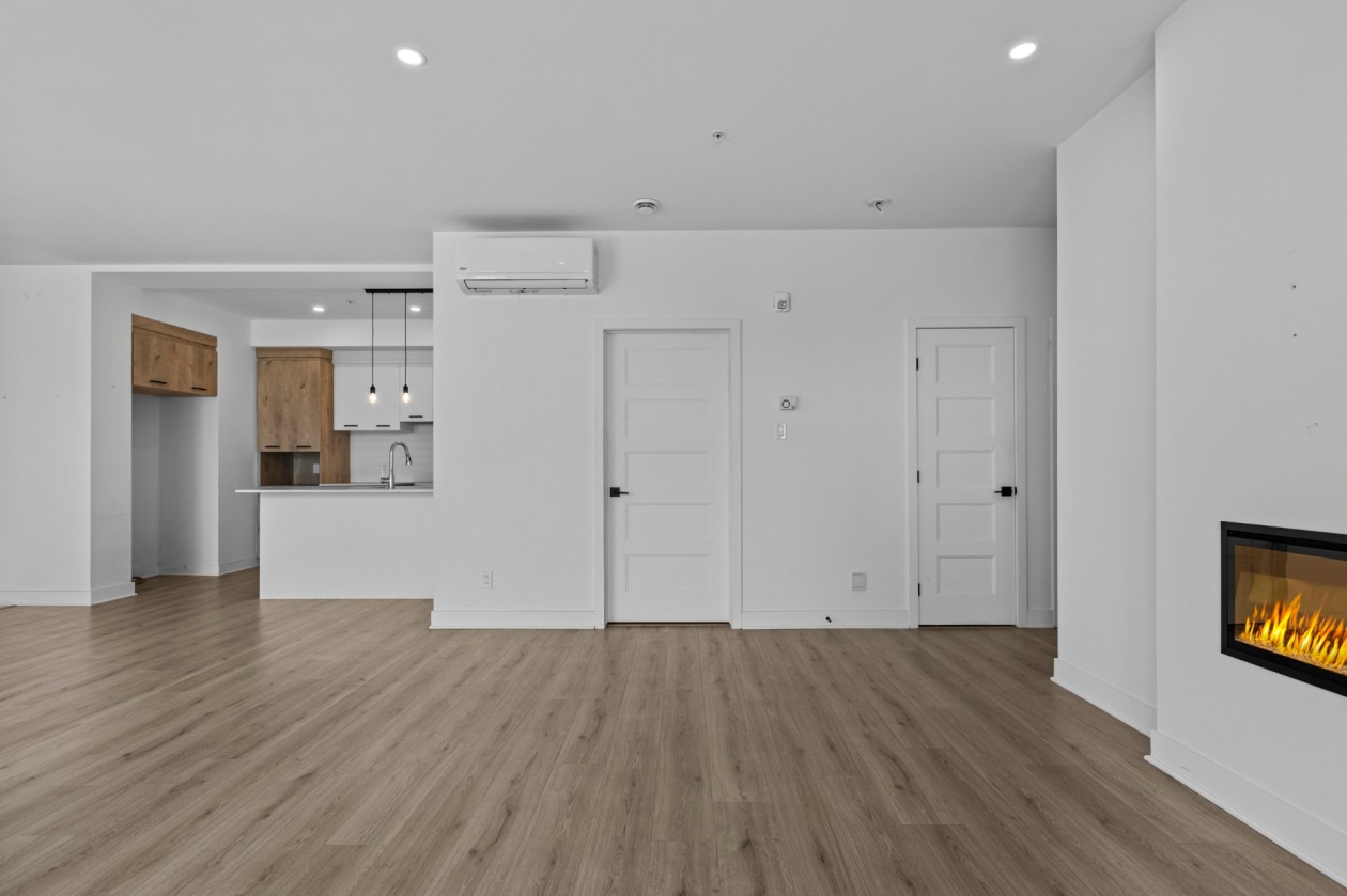 Salon — 13225, Boul. du Curé-Labelle, Mirabel, J7J2T3, Mirabel