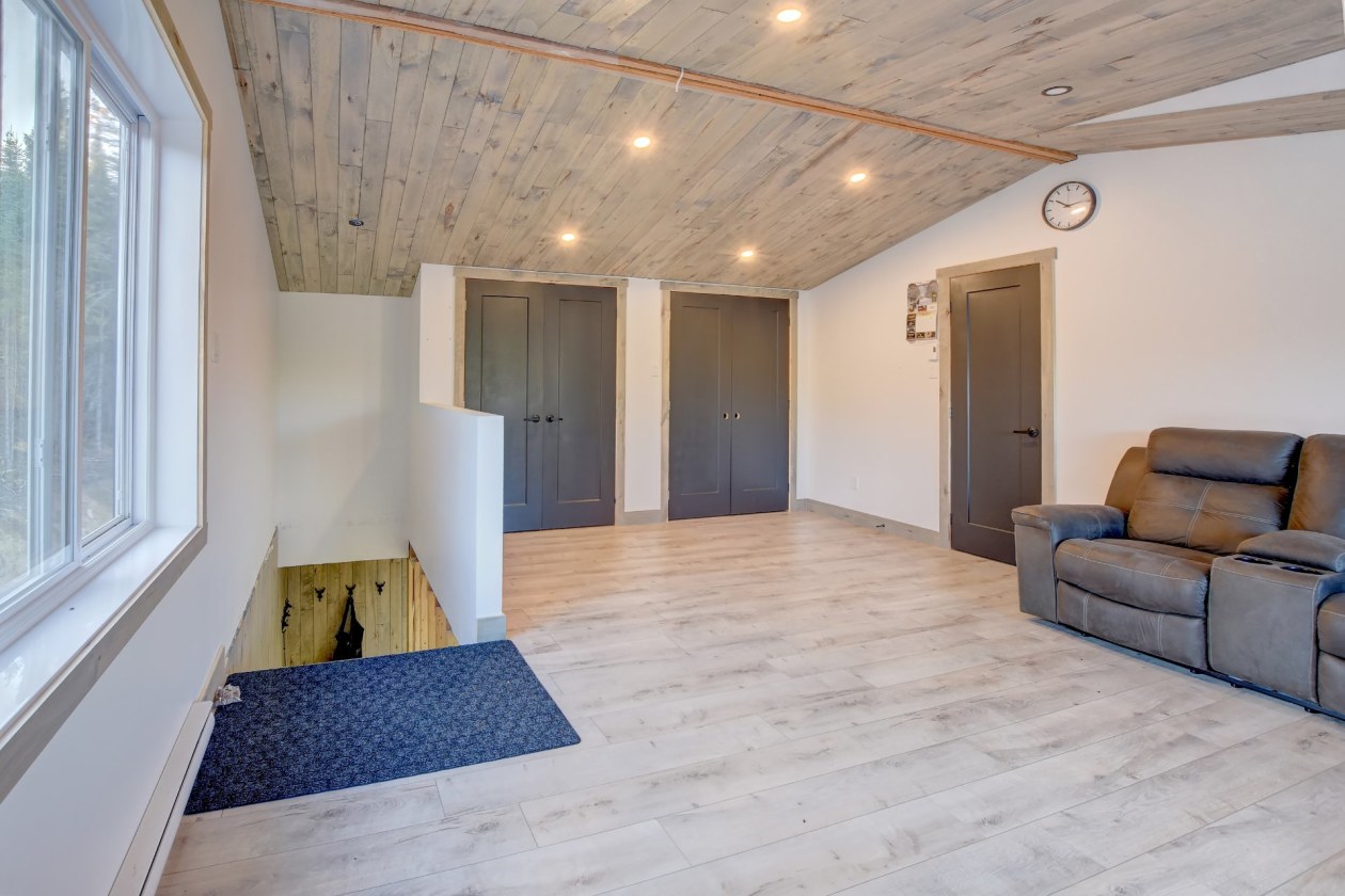 Salon — 11, Ch. des Noisettes, Saint-Michel-des-Saints, J0K3B0, Saint-Michel-des-Saints