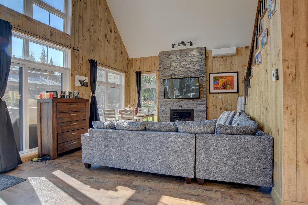 Salon — 110, Ch. des Aigles, Saint-Michel-des-Saints, J0K3B0, Saint-Michel-des-Saints