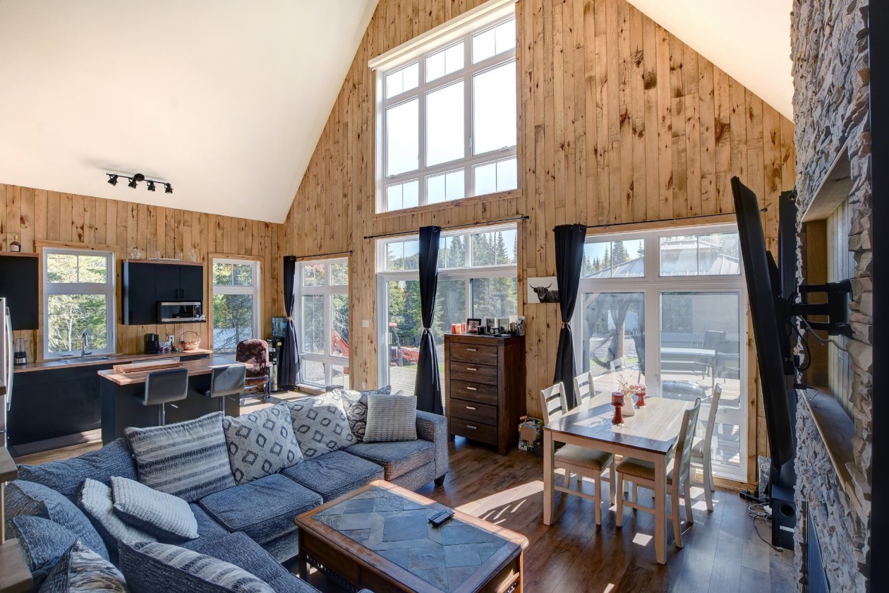Salon — 110, Ch. des Aigles, Saint-Michel-des-Saints, J0K3B0, Saint-Michel-des-Saints