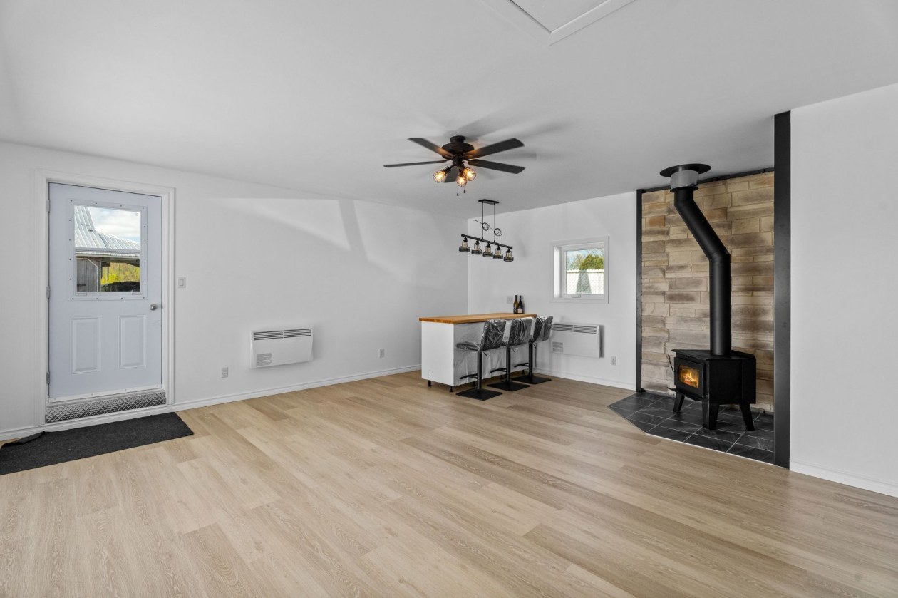 Salon — 280, Rg Montcalm, Saint-Esprit, J0K2L0, Saint-Esprit