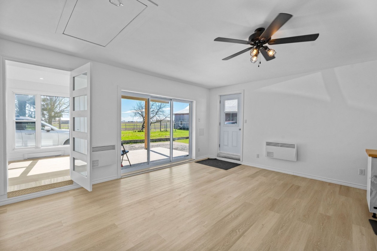 Salon — 280, Rg Montcalm, Saint-Esprit, J0K2L0, Saint-Esprit