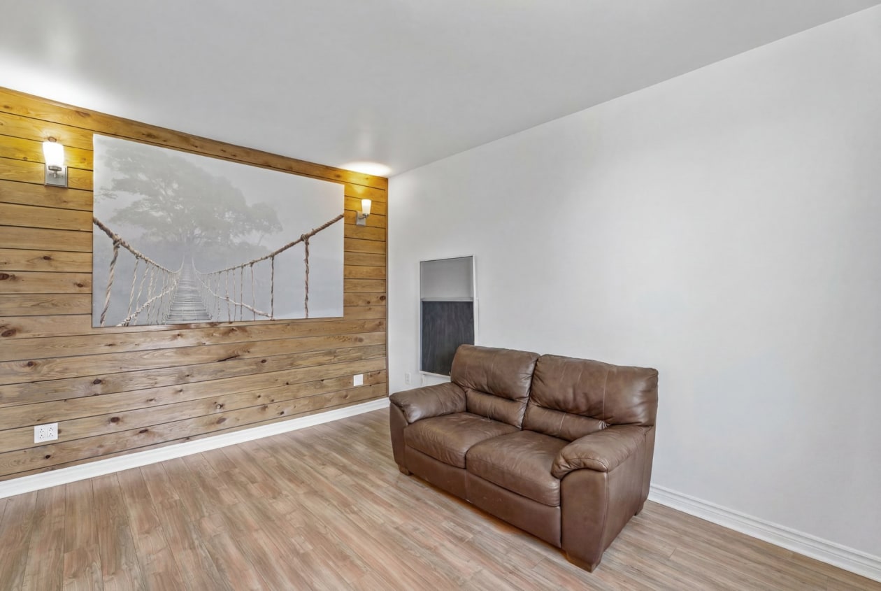 Salon — 280, Rg Montcalm, Saint-Esprit, J0K2L0, Saint-Esprit