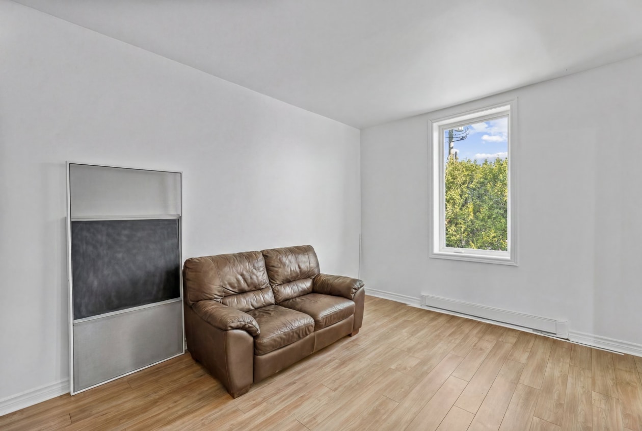 Salon — 280, Rg Montcalm, Saint-Esprit, J0K2L0, Saint-Esprit