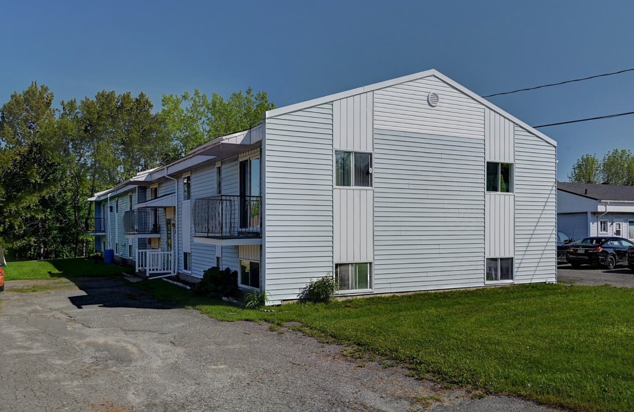 Façade — 89Z - 99Z, Route 108, Lingwick, J0K2Z0, Lingwick