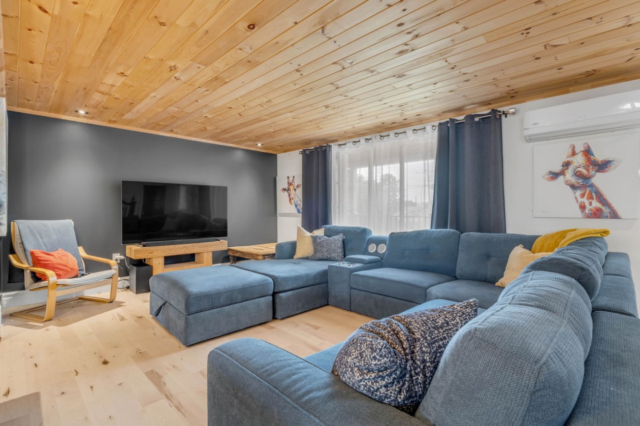 Salon — 1802, Boul. Bastien, Québec (Les Rivières), G2R1C5, Québec (Les Rivières)