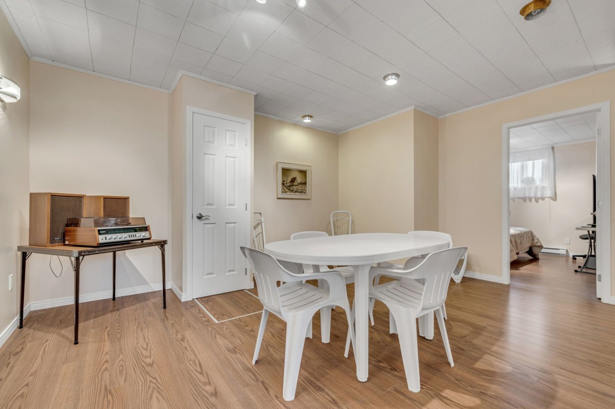 Salle de jeux — 320, Rue des Frênes O., Québec (La Cité-Limoilou), G1L1G8, Québec (La Cité-Limoilou)