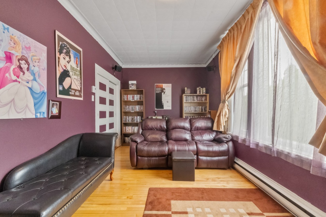 Salon — 530, 44e Avenue, Montréal (Lachine), H8T2K8, Montréal (Lachine)