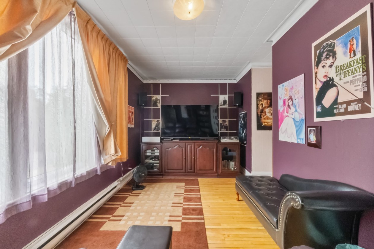 Salon — 530, 44e Avenue, Montréal (Lachine), H8T2K8, Montréal (Lachine)