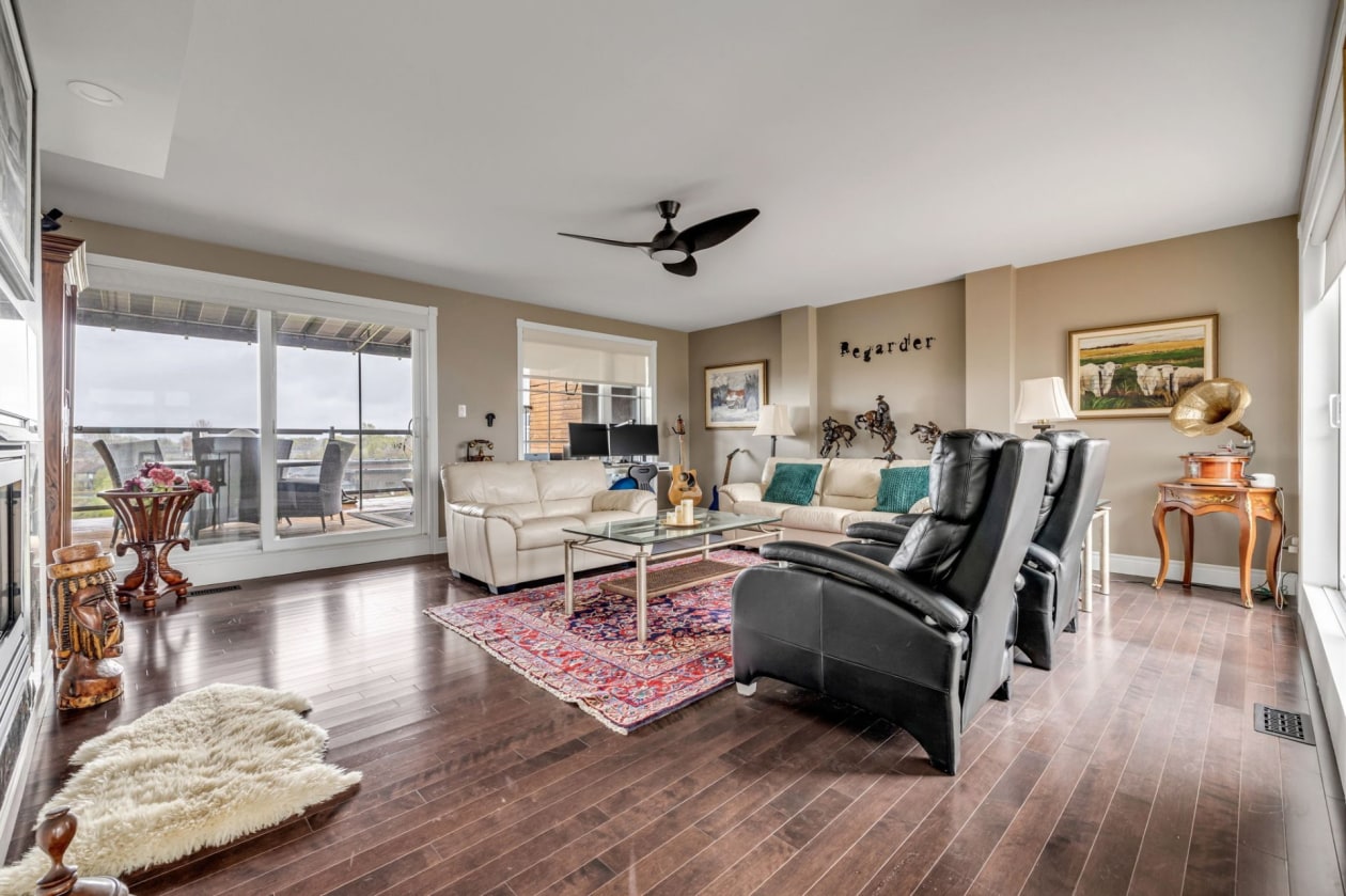 Salon — 327, Rue des Pionnières-de-Beauport, Québec (Beauport), G1E0A6, Québec (Beauport)