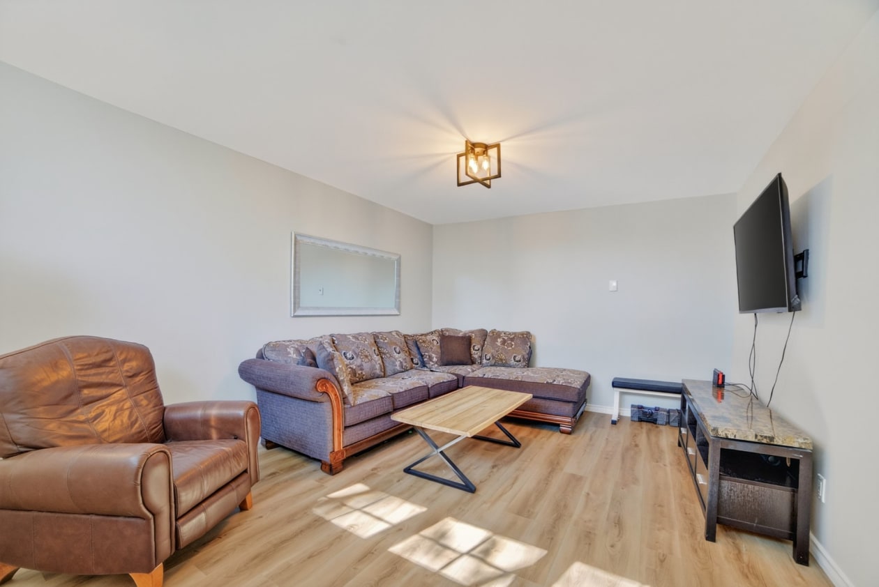 Salon — 1255, Rue des Lys, Sherbrooke (Fleurimont), J1E3T5, Sherbrooke (Fleurimont)