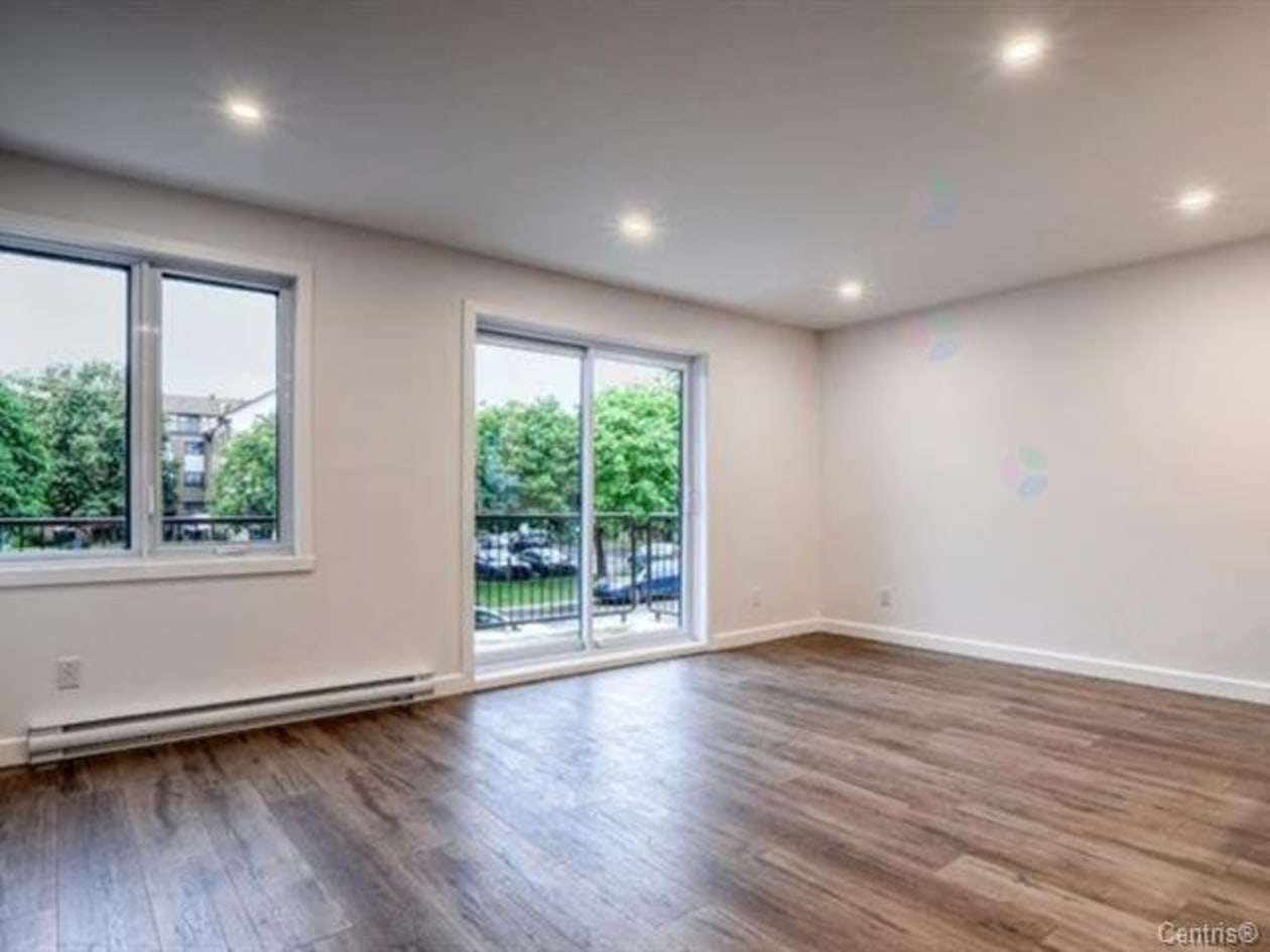 Salon — 3331, Rue Mistral, Brossard, J4Y2T3, Brossard