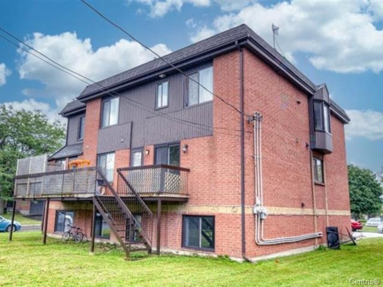 Cour — 3331, Rue Mistral, Brossard, J4Y2T3, Brossard