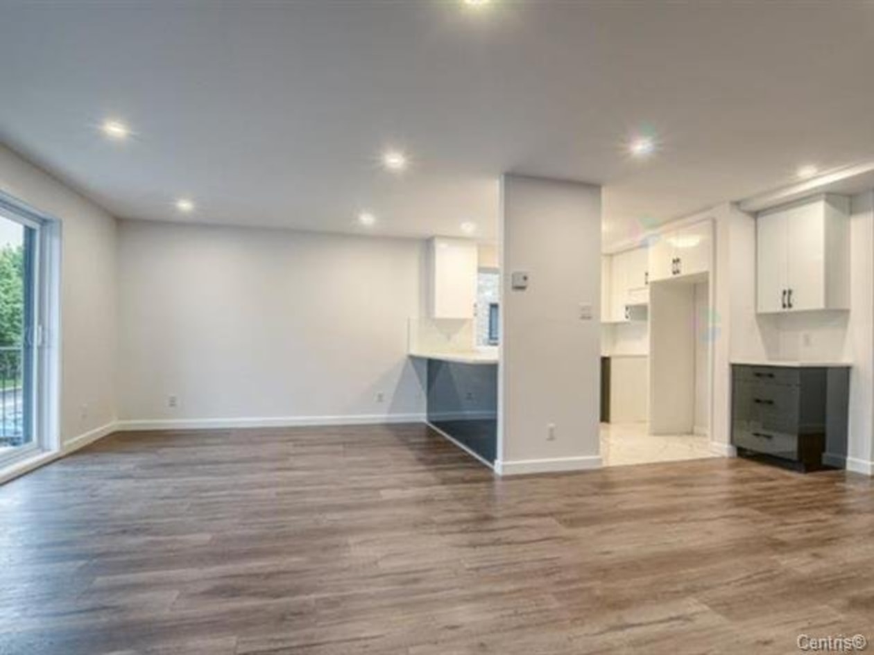 Salon — 3331, Rue Mistral, Brossard, J4Y2T3, Brossard
