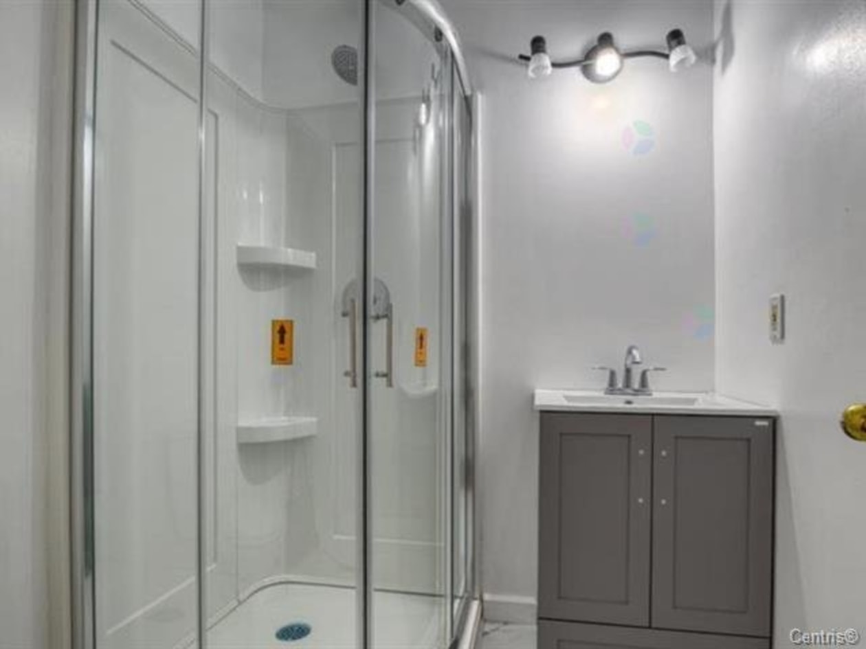 Salle de bains — 3331, Rue Mistral, Brossard, J4Y2T3, Brossard