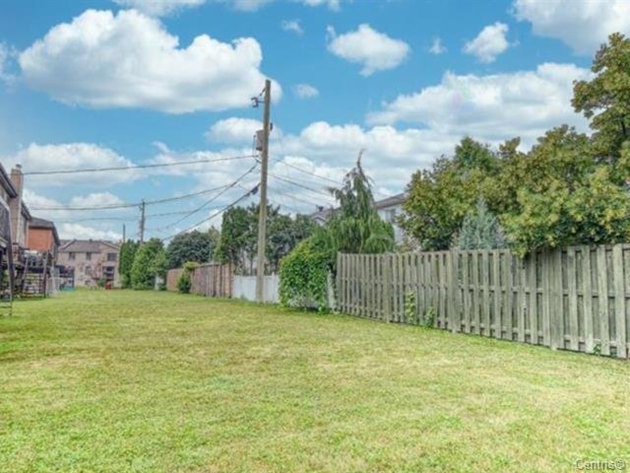 Cour — 3331, Rue Mistral, Brossard, J4Y2T3, Brossard