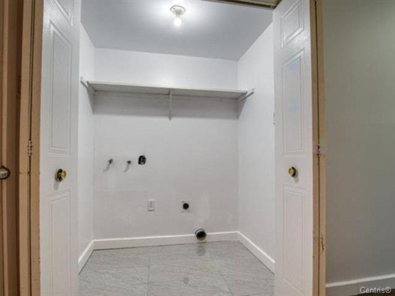 Salle de lavage — 3331, Rue Mistral, Brossard, J4Y2T3, Brossard