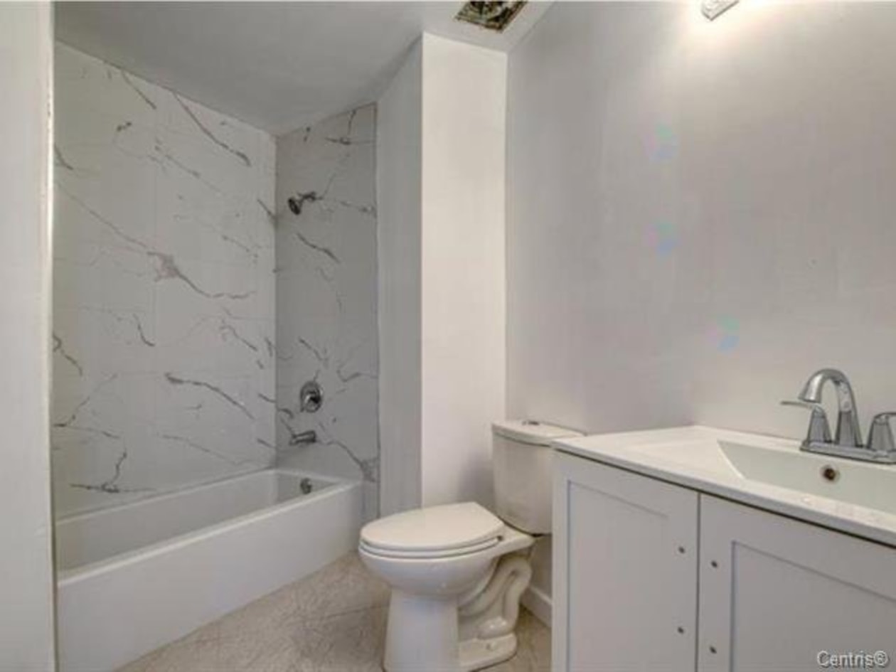 Salle de bains — 3331, Rue Mistral, Brossard, J4Y2T3, Brossard