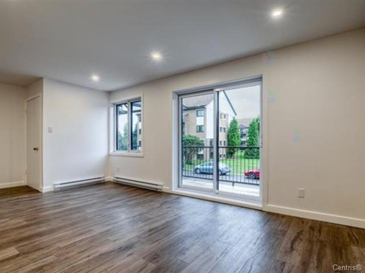 Salon — 3331, Rue Mistral, Brossard, J4Y2T3, Brossard
