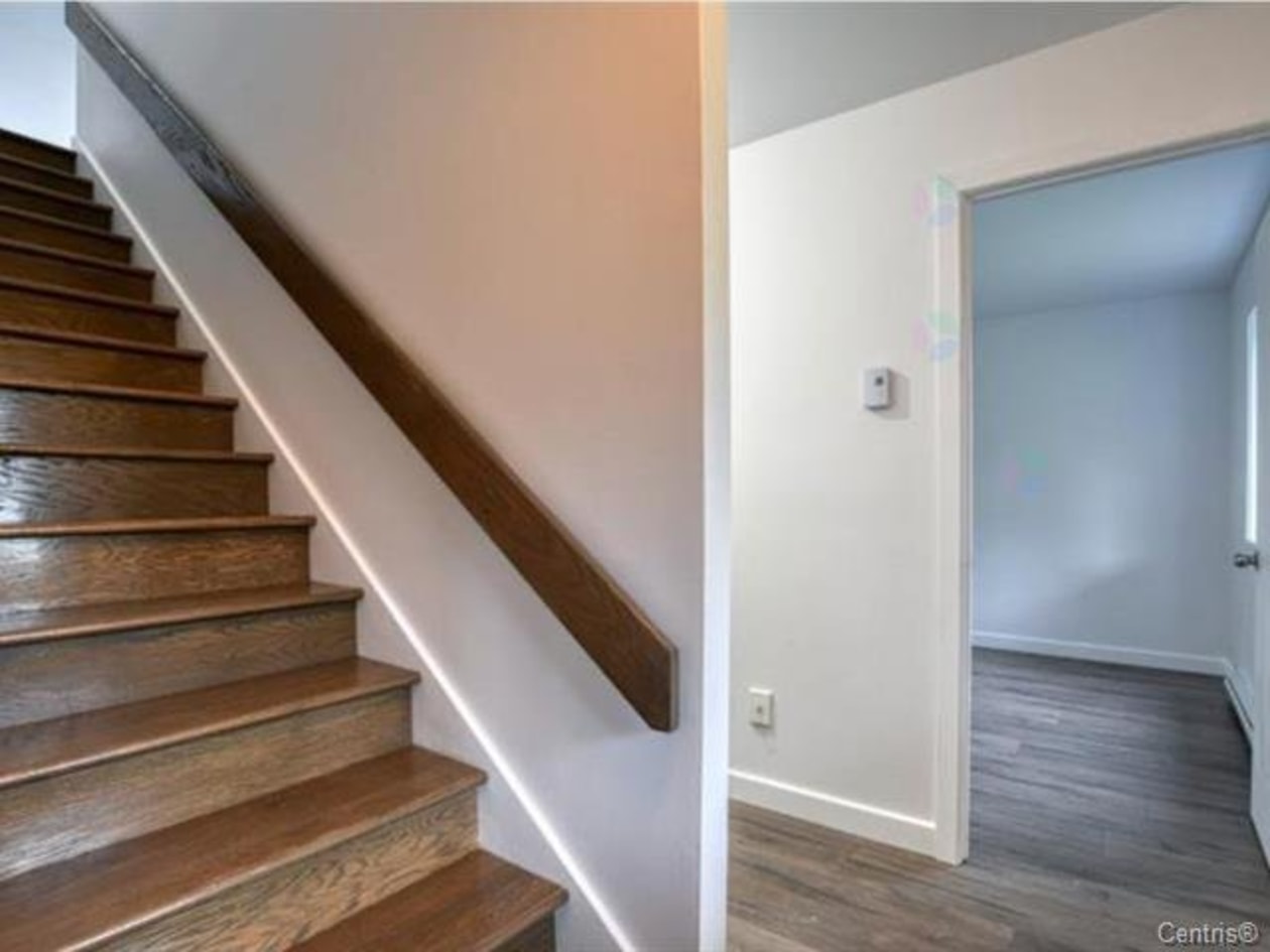 Escalier — 3331, Rue Mistral, Brossard, J4Y2T3, Brossard