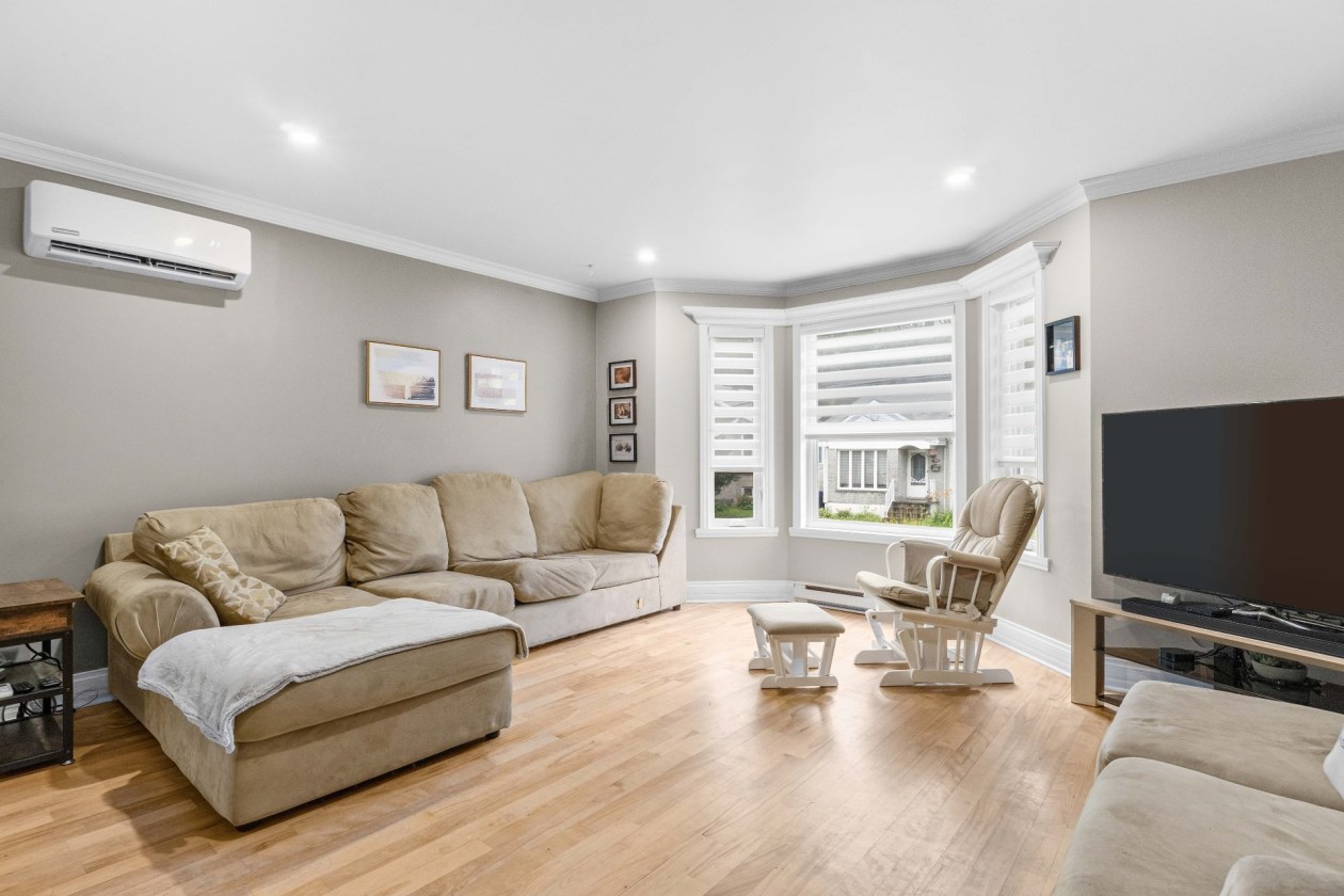 Salon — 990, Rue de Bordeaux, Laval (Fabreville), H7P3Z5, Laval (Fabreville)
