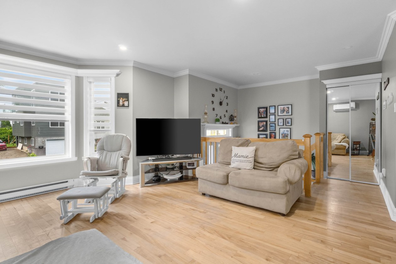 Salon — 990, Rue de Bordeaux, Laval (Fabreville), H7P3Z5, Laval (Fabreville)