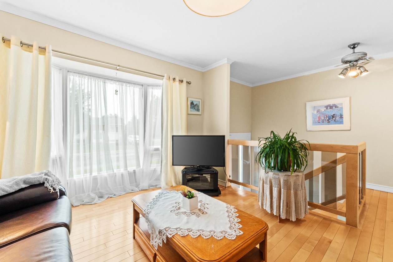 Salon — 644, Av. Crépeau, Mascouche, J7K2R3, Mascouche