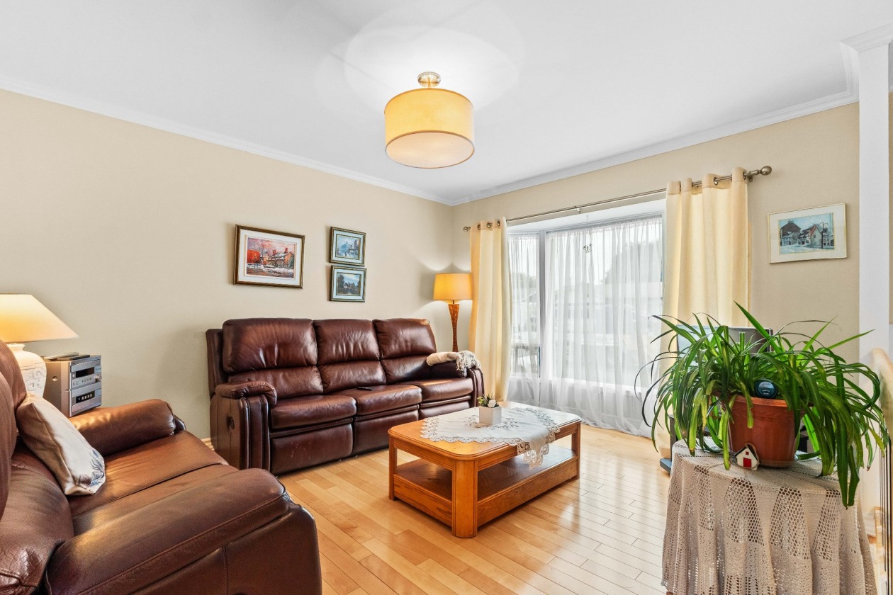 Salon — 644, Av. Crépeau, Mascouche, J7K2R3, Mascouche