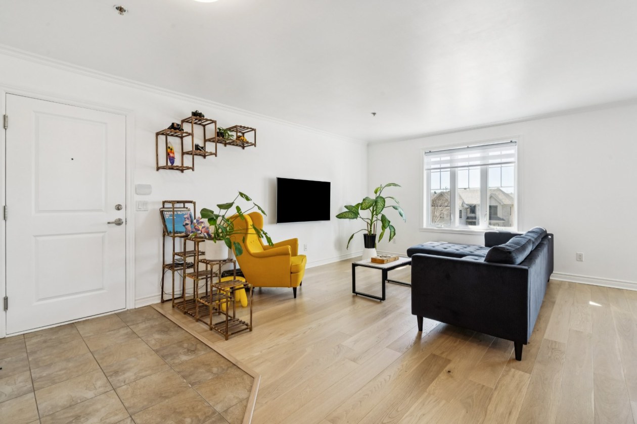 Salon — 4335, Boul. Le Corbusier, 4, Laval (Sainte-Rose), H7L0G1, Laval (Sainte-Rose)
