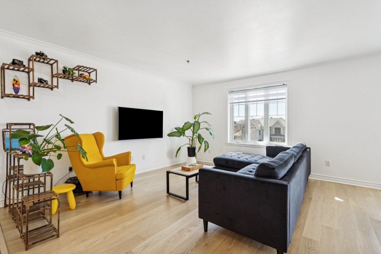 Salon — 4335, Boul. Le Corbusier, 4, Laval (Sainte-Rose), H7L0G1, Laval (Sainte-Rose)