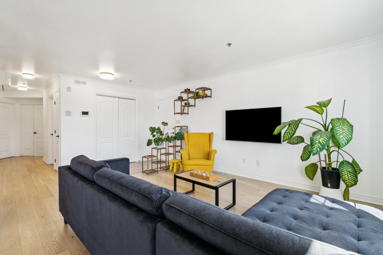 Salon — 4335, Boul. Le Corbusier, 4, Laval (Sainte-Rose), H7L0G1, Laval (Sainte-Rose)