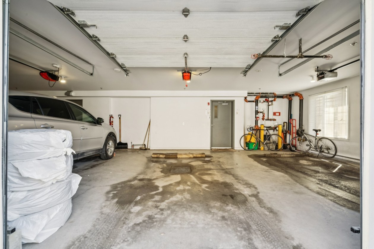 Garage — 4335, Boul. Le Corbusier, 4, Laval (Sainte-Rose), H7L0G1, Laval (Sainte-Rose)