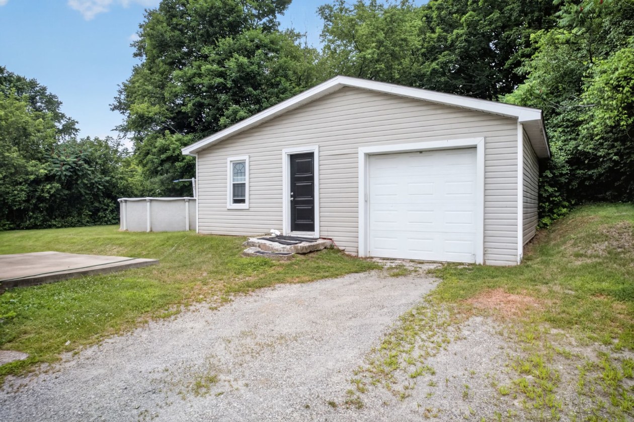 Garage — 27, Rue Brown, Windsor, J1S2K7, Windsor