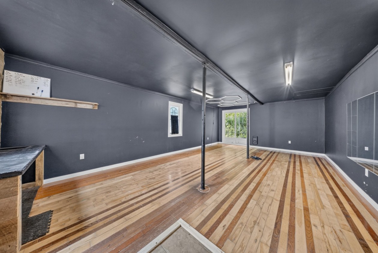 Garage — 27, Rue Brown, Windsor, J1S2K7, Windsor