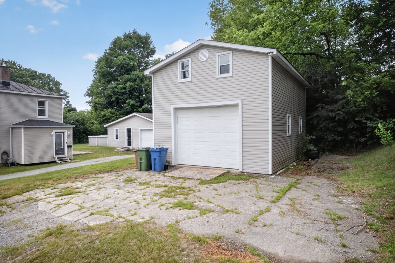 Garage — 27, Rue Brown, Windsor, J1S2K7, Windsor