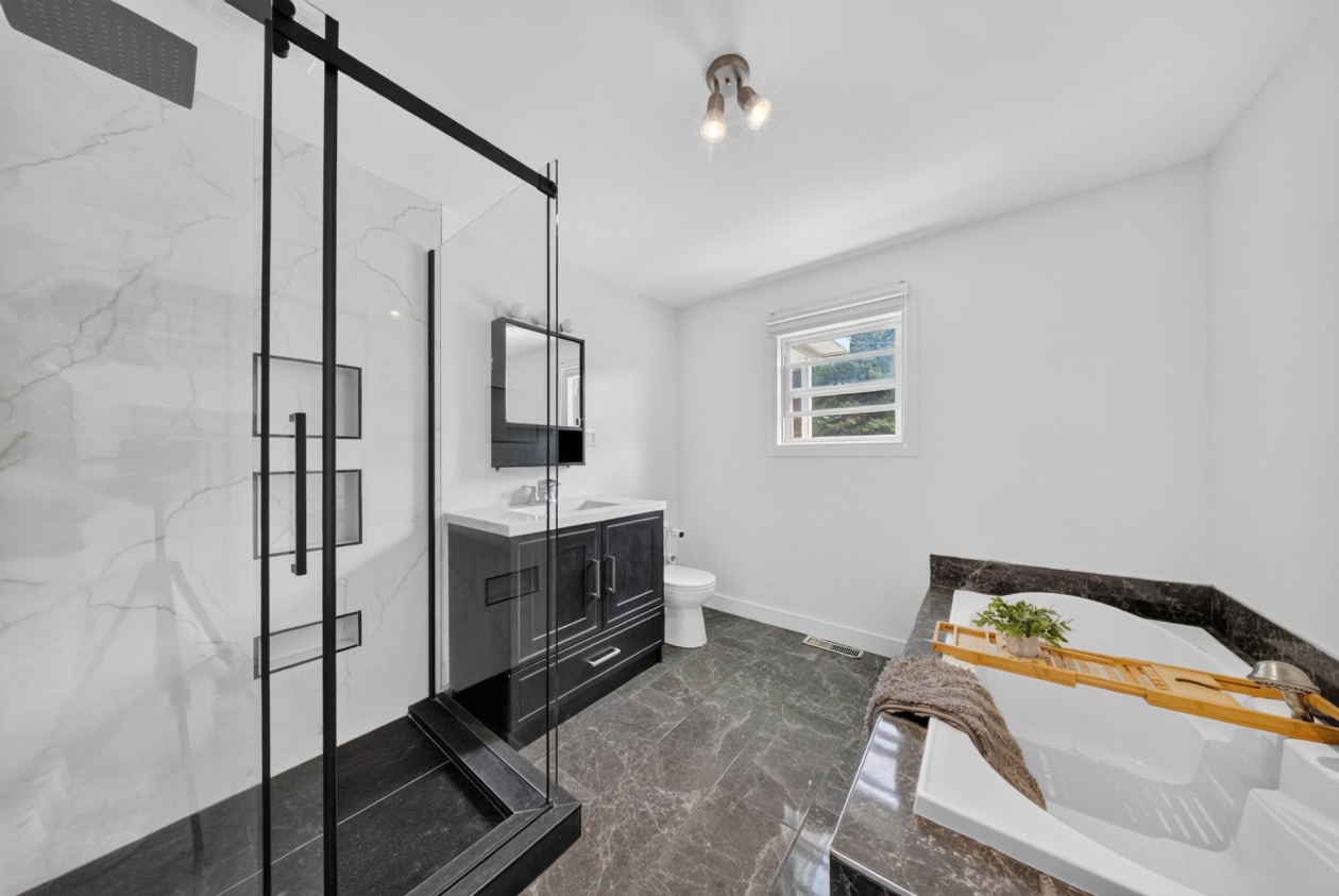 Salle de bains — 27, Rue Brown, Windsor, J1S2K7, Windsor