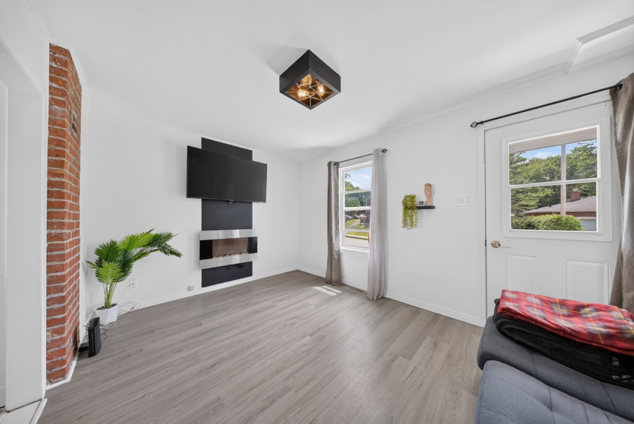 Salon — 27, Rue Brown, Windsor, J1S2K7, Windsor