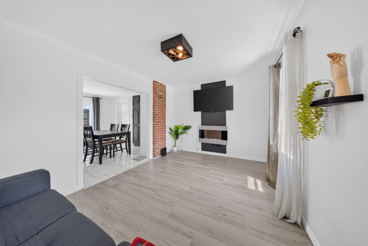 Salon — 27, Rue Brown, Windsor, J1S2K7, Windsor