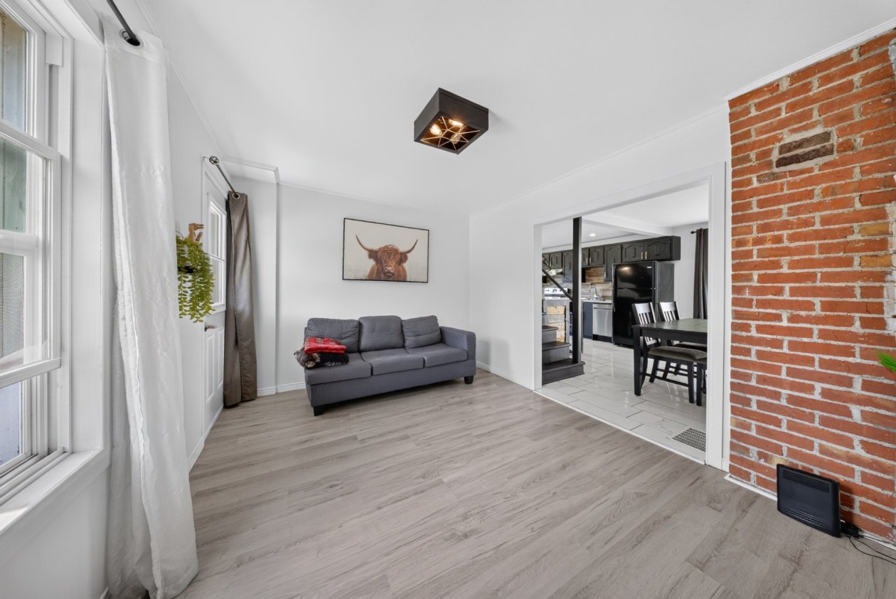 Salon — 27, Rue Brown, Windsor, J1S2K7, Windsor