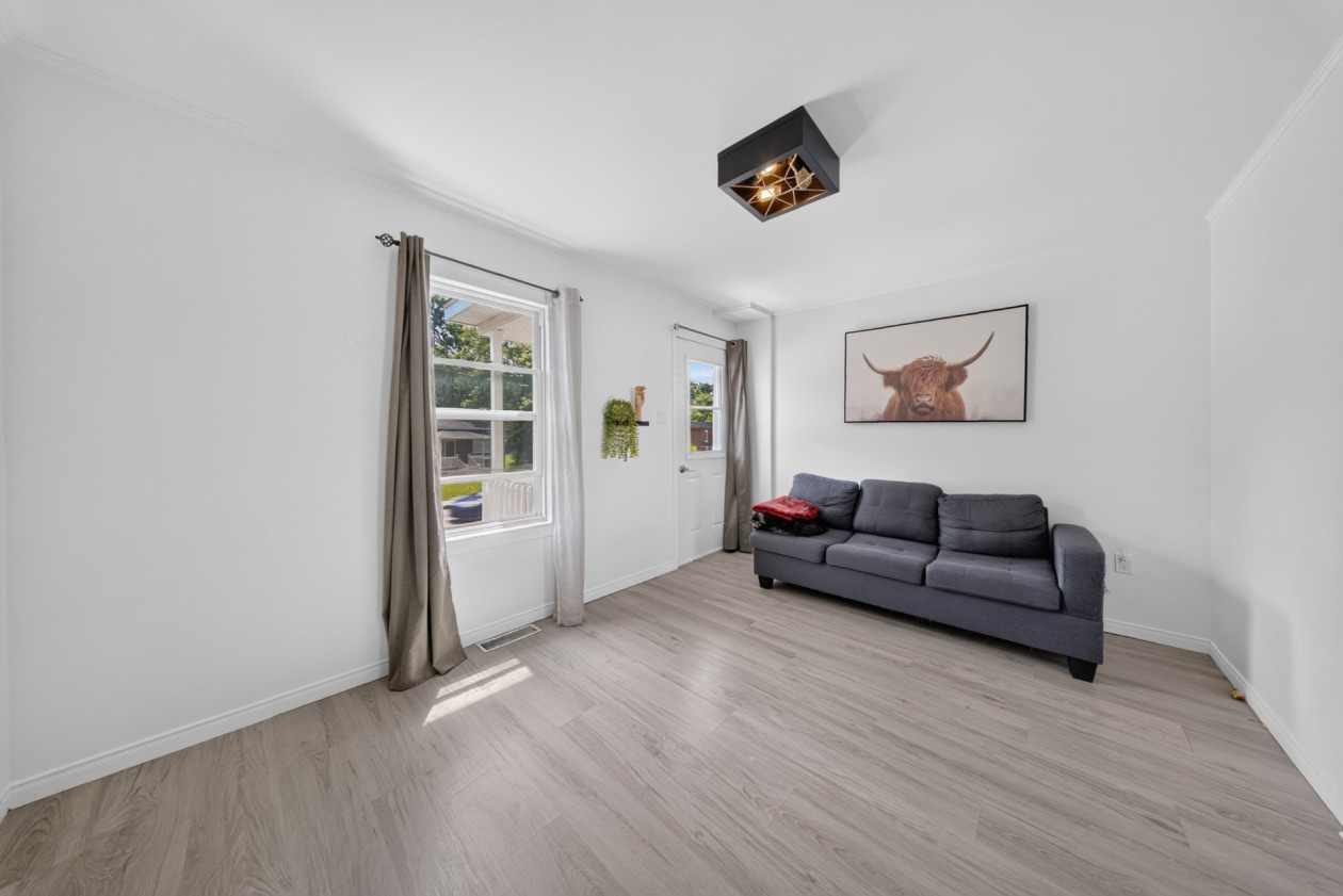 Salon — 27, Rue Brown, Windsor, J1S2K7, Windsor