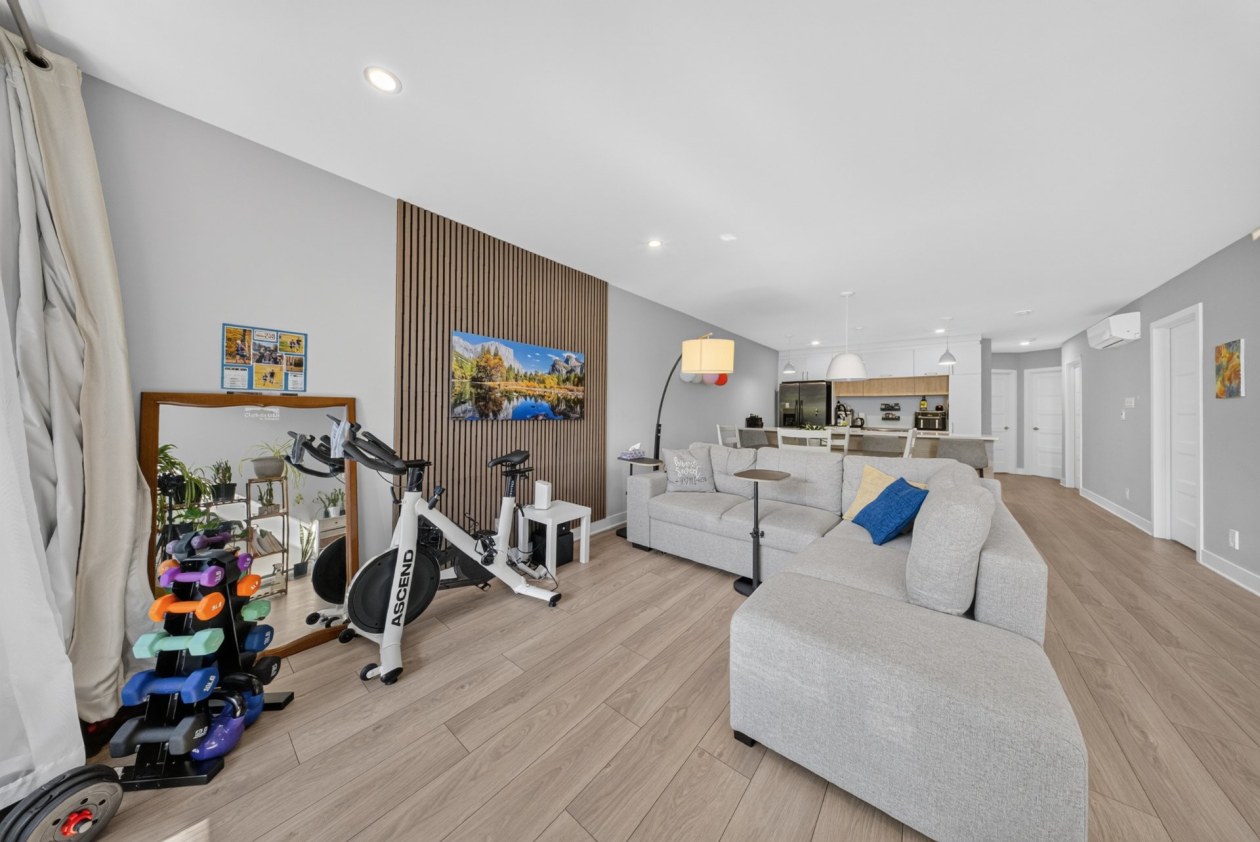 Salon — 949, Rue Magnone, Granby, J2H3J4, Granby