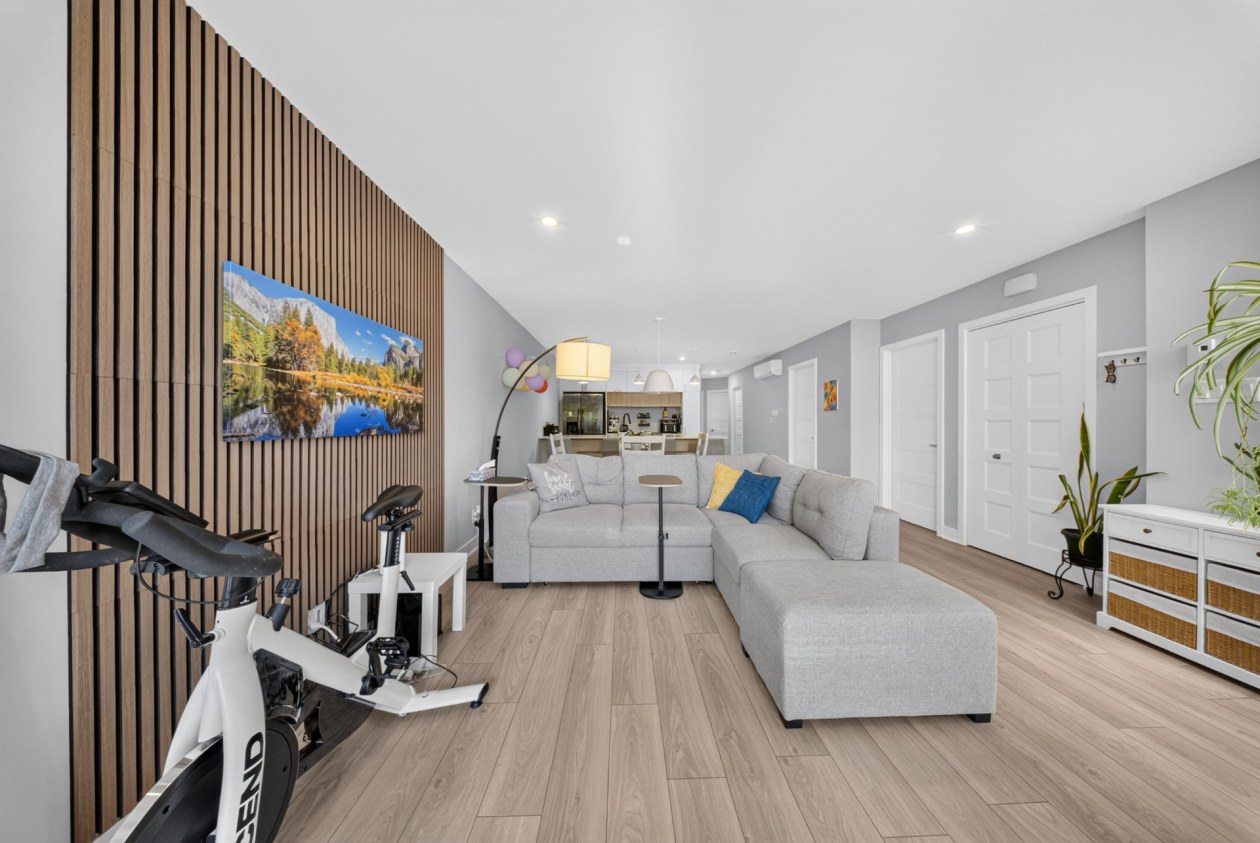 Salon — 949, Rue Magnone, Granby, J2H3J4, Granby