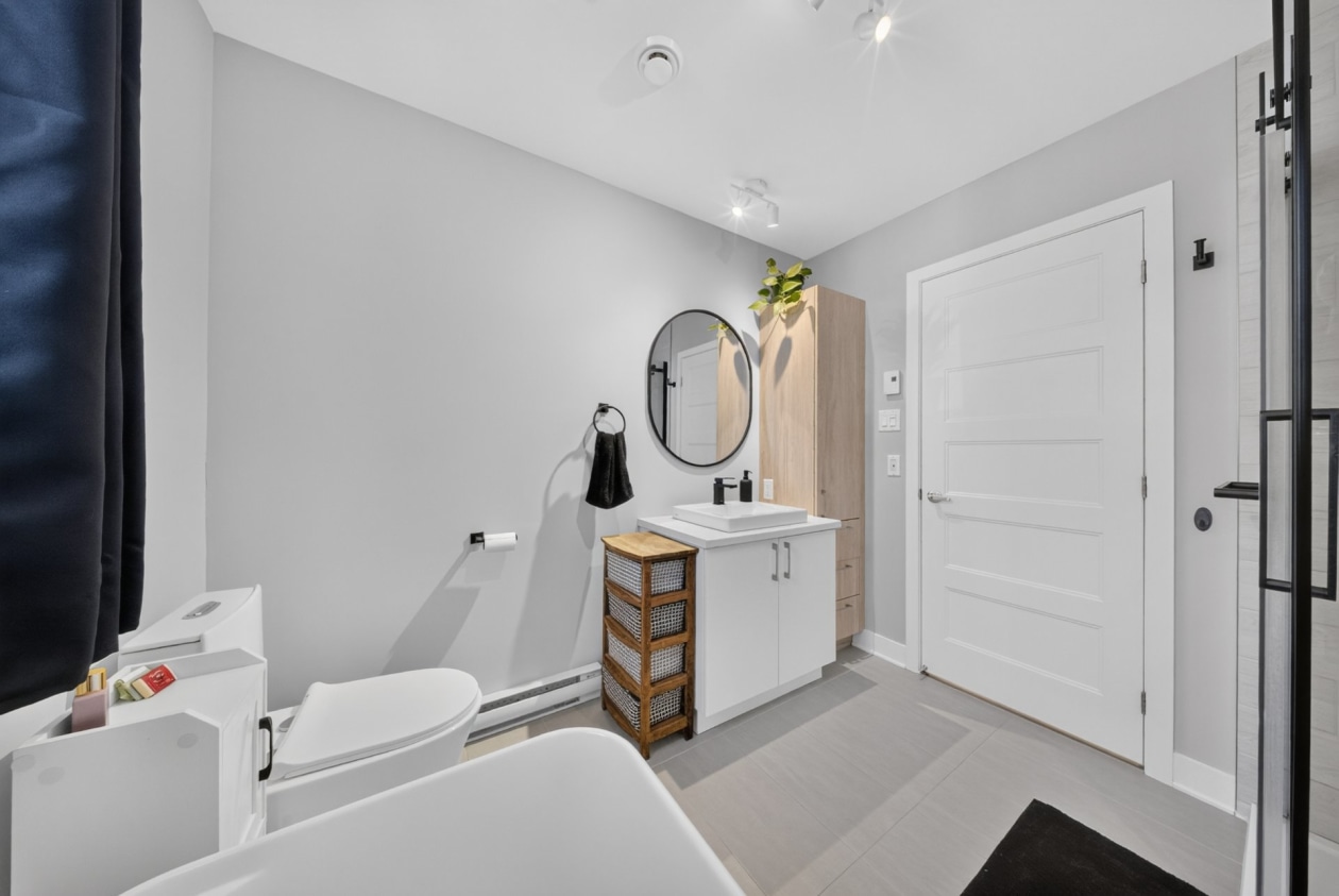 Salle de bains — 949, Rue Magnone, Granby, J2H3J4, Granby