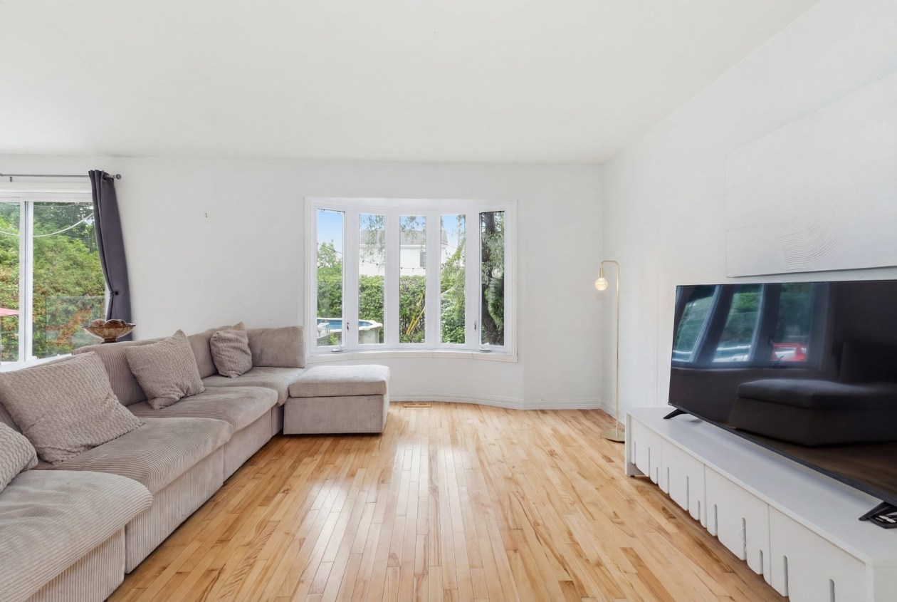 Salon — 2680, Rue Borduas, Longueuil (Le Vieux-Longueuil), J4M2N8, Longueuil (Le Vieux-Longueuil)