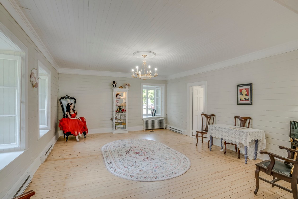 Salon — 1216, Rue du Maine, Québec (Charlesbourg ), G1G2J4, Québec (Charlesbourg )