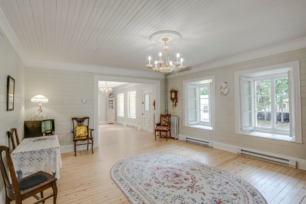 Salon — 1216, Rue du Maine, Québec (Charlesbourg ), G1G2J4, Québec (Charlesbourg )