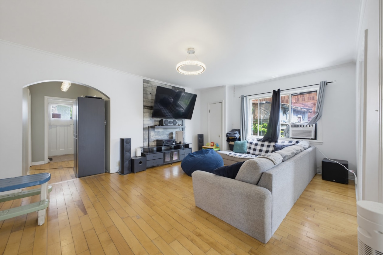 Salon — 655 - 661, Rue William-MacDonald, Montréal (Lachine), H8S1Z7, Montréal (Lachine)