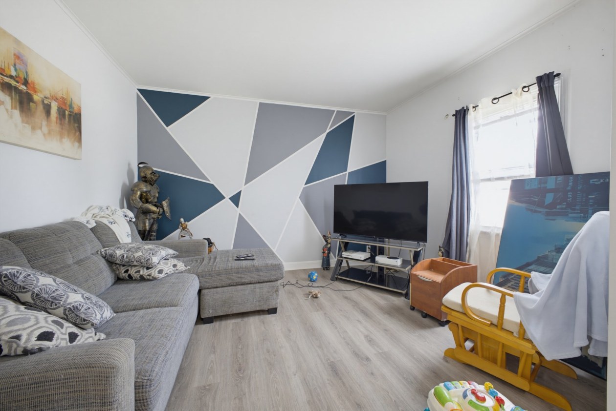 Salon — 655 - 661, Rue William-MacDonald, Montréal (Lachine), H8S1Z7, Montréal (Lachine)
